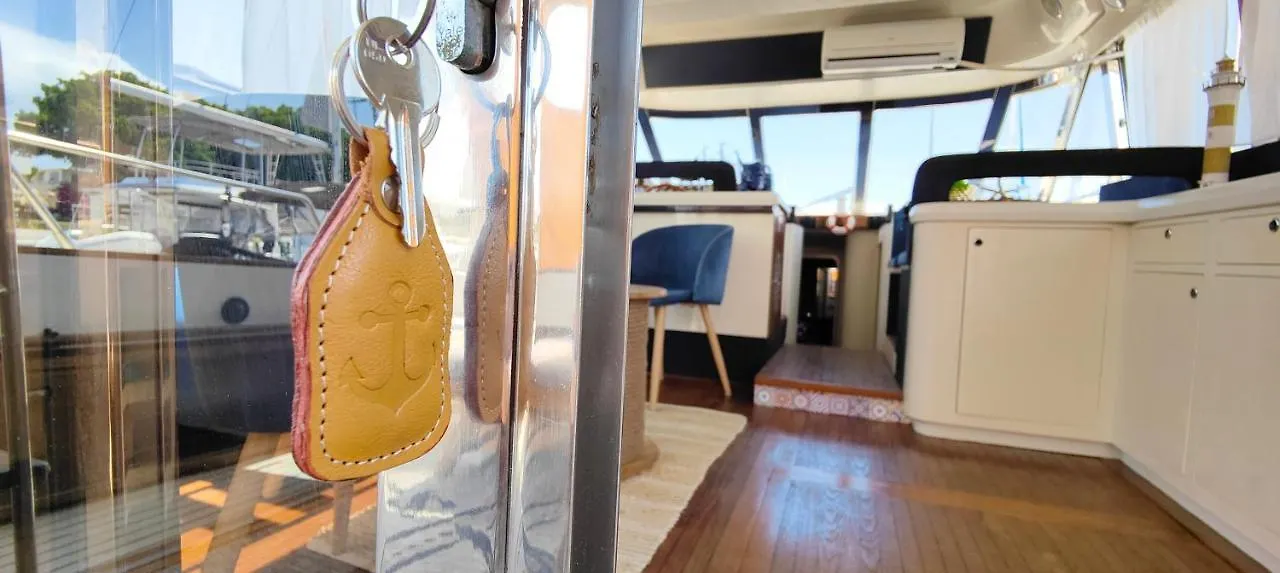 Botel Panaby - House Boat Hotel Palermo